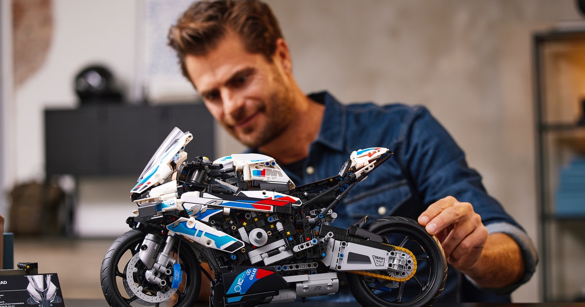 This LEGO BMW motorcycle is a 1,920-piece engineering masterclass