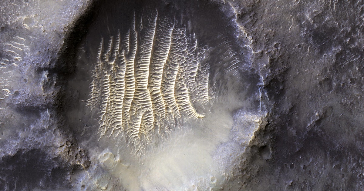 Look! Spectacular Mars crater photo shows uncanny ridges