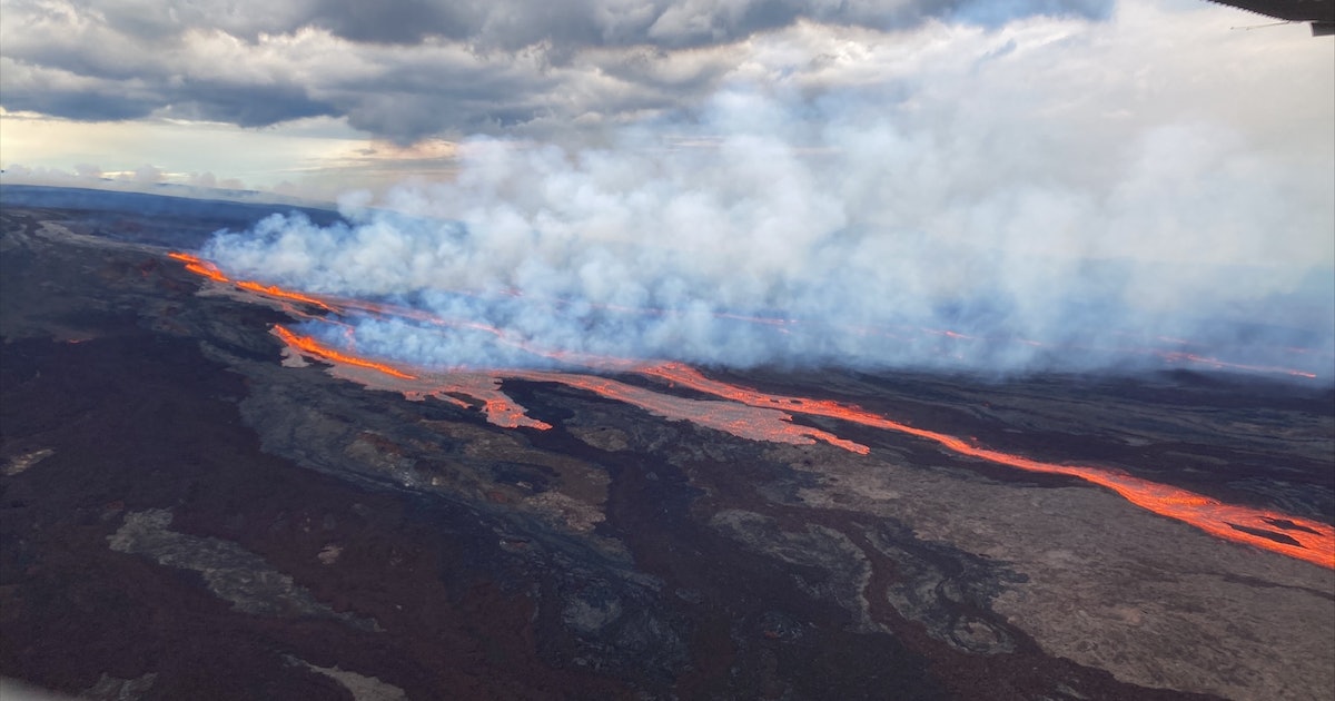 Mauna Loa: 8 views capture the historic volcanic eruption