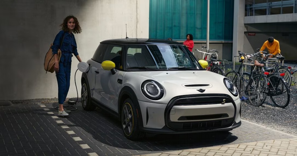 Mini’s New Cooper EV Has a Retro Dashboard and Range You Can Rely On