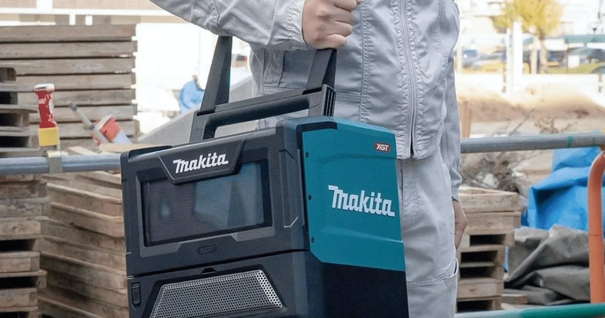 Makita’s Portable Microwave Means Hot Lunches Without Needing an Outlet