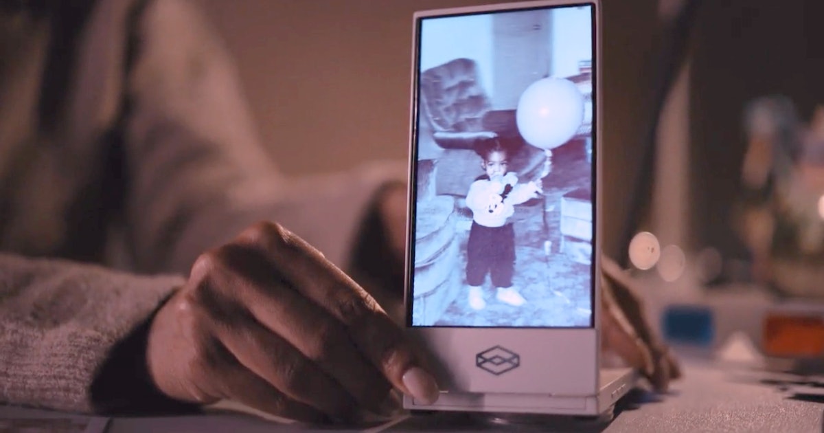 Looking Glass’ Tiny Holographic Display Brings Your Photos to Life Like ‘Harry Potter’